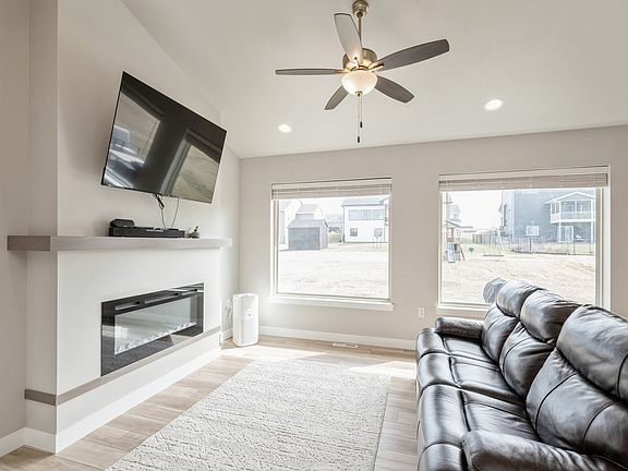 5th image of 203 Dogwood Ln