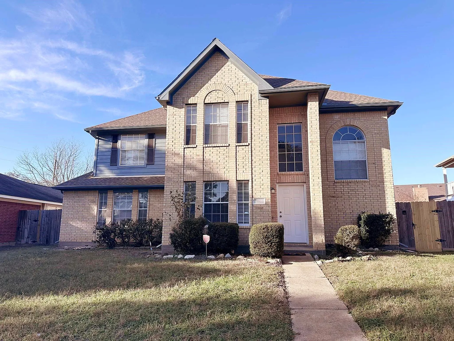 3 bed, 2.5 bath, 1881 sqft, $2,100 — Photo 1