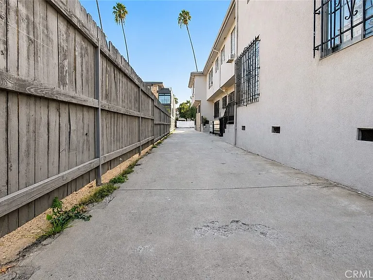 1224 N Mansfield Ave — Photo 9