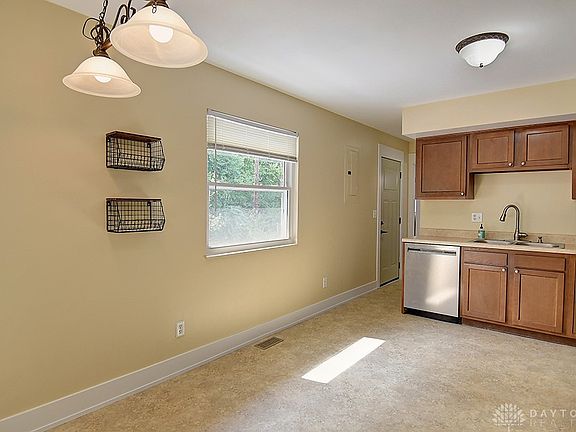 5th image of 859 Graceland Dr