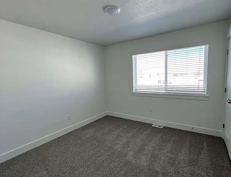 354 W 3085 S — Photo 16