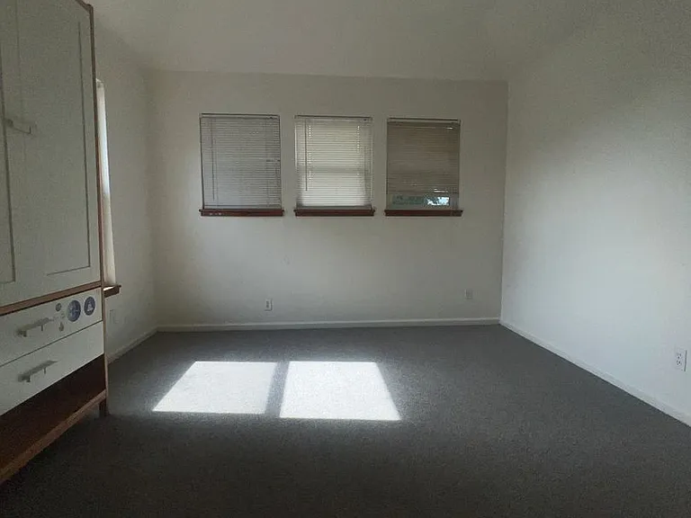 5017 10th Ave — Photo 7