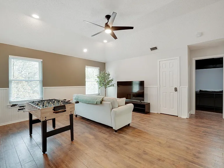 2200 Glenbrook St — Photo 15