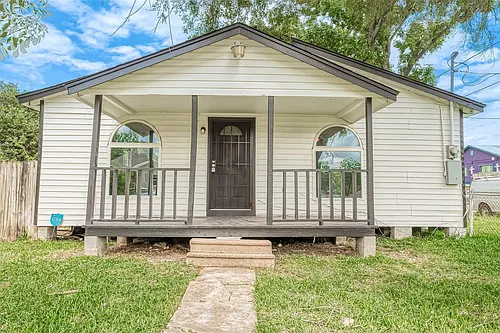 2304 Russell Photo 1