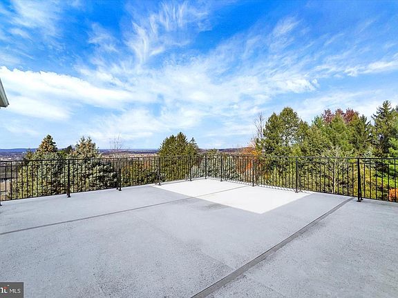 4th image of 925 Summit Cir N