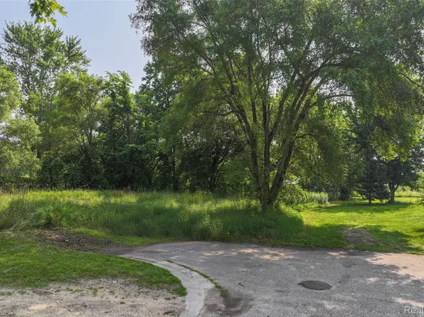 Delphine Dr, Holly, MI 48442