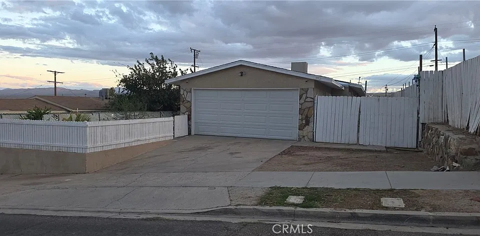 934 E Navajo St