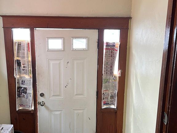 5th image of 484 Winspear Ave Floor 1