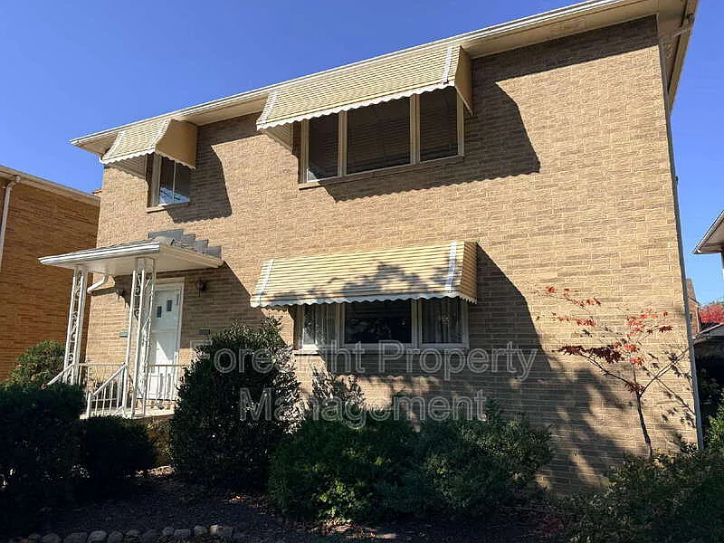 3 bed, 1.5 bath, 1408 sqft, $1,705 — Photo 2