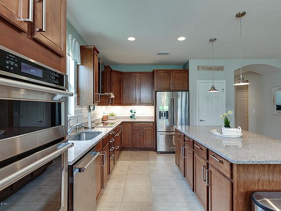 5th image of 35 Woodgrove Ct