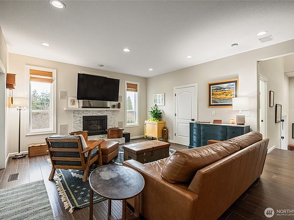 4th image of 250 W St James Place