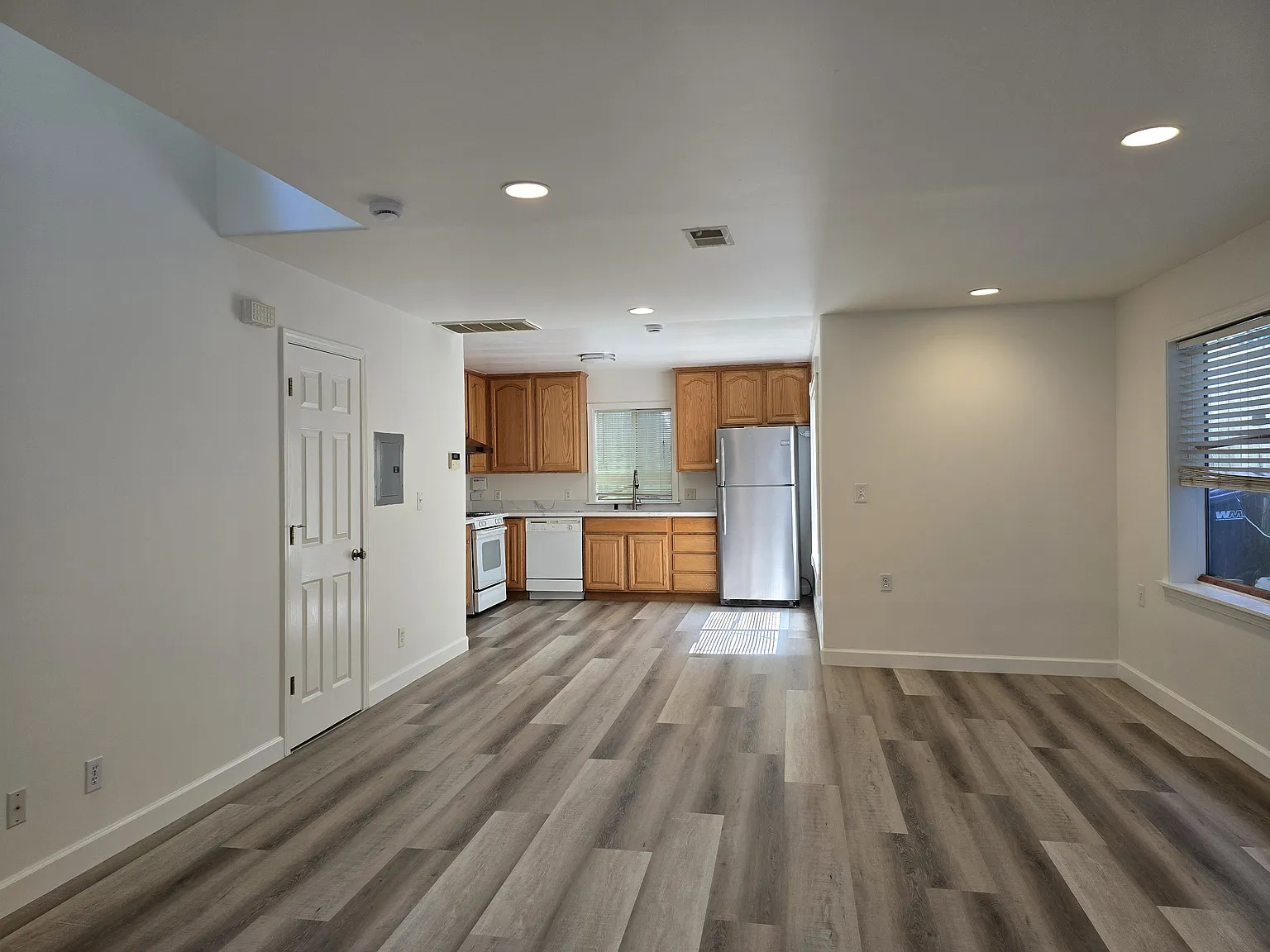 3 bed, 2.5 bath, 1358 sqft, $3,890 — Photo 3