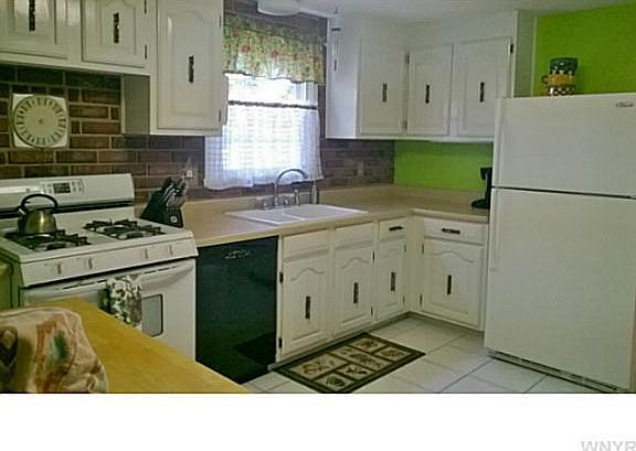 3rd image of 321 Laurie Ln
