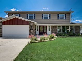 105 W Appletree Ln, Arlington Heights, IL 60004