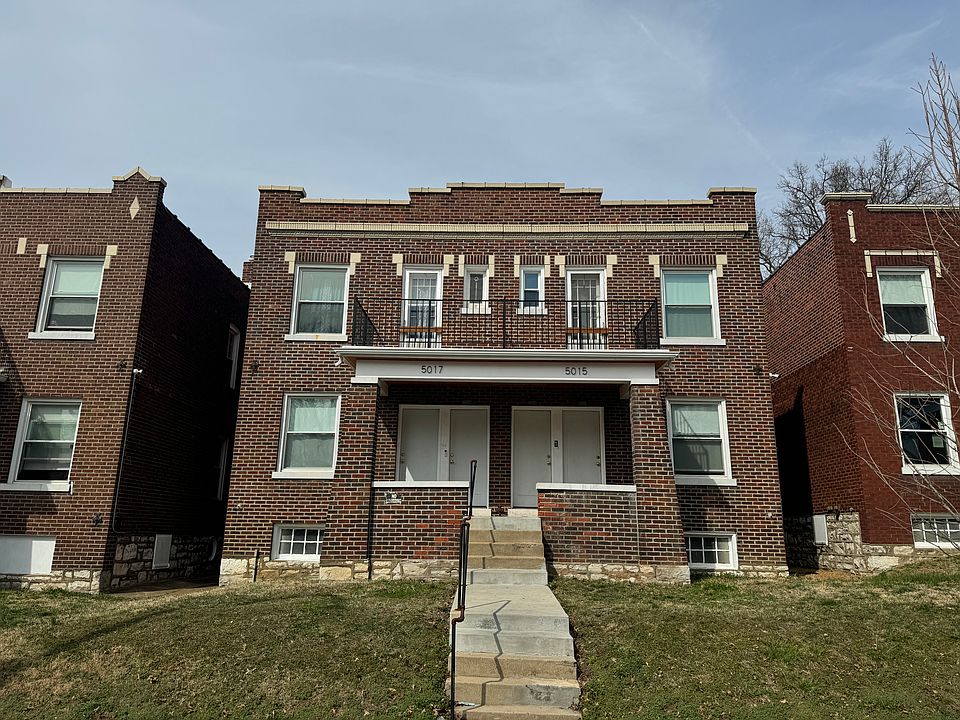 Street view of the apartment building and access.