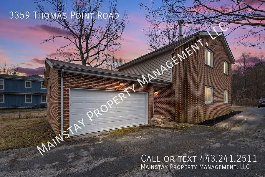 Beautifully Updated 4 Bedroom Home with Water and Beach Privileges! — Photo 2