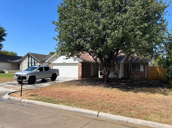 2218 Parkside Dr, Grand Prairie, TX 75052