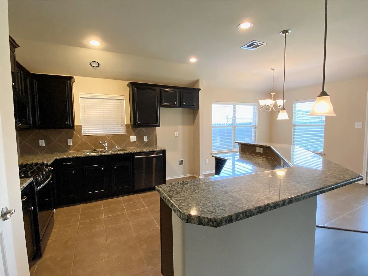 3 bed, 1868 sqft, $2,195 — Photo 4