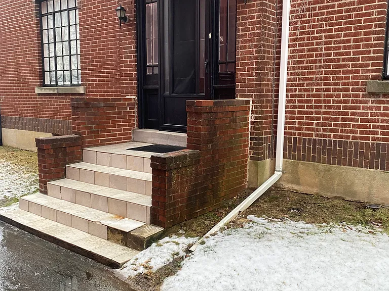 W Walnut St — Photo 21