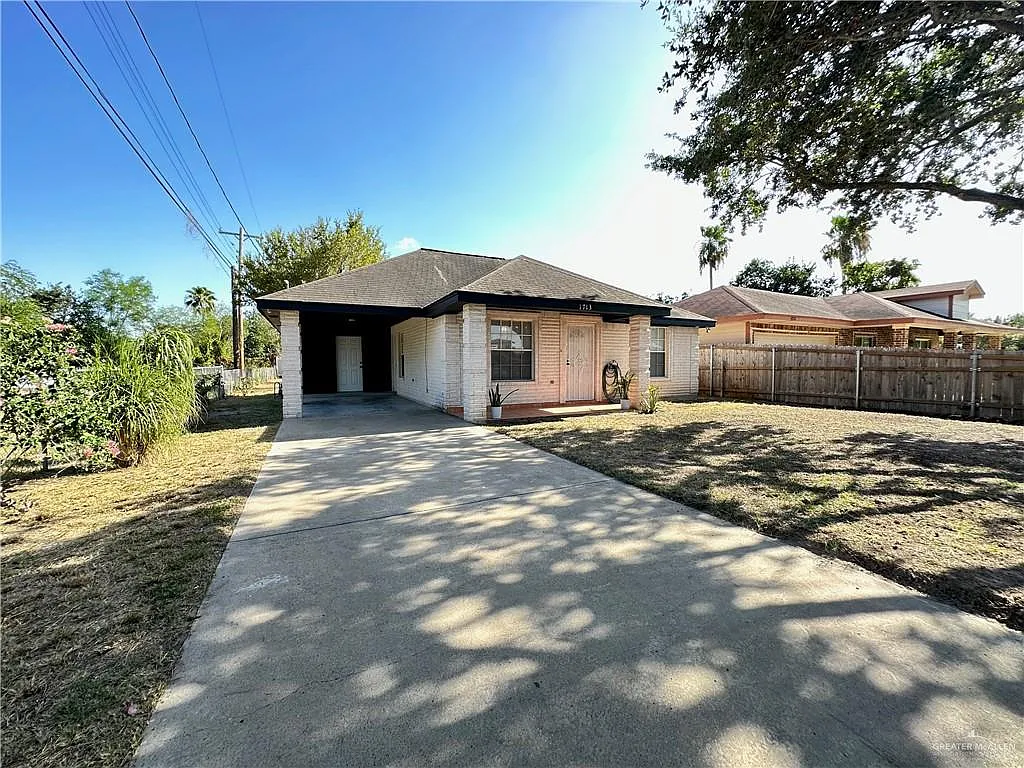 2 bed, 1.0 bath, 936 sqft, $1,300 — Photo 1