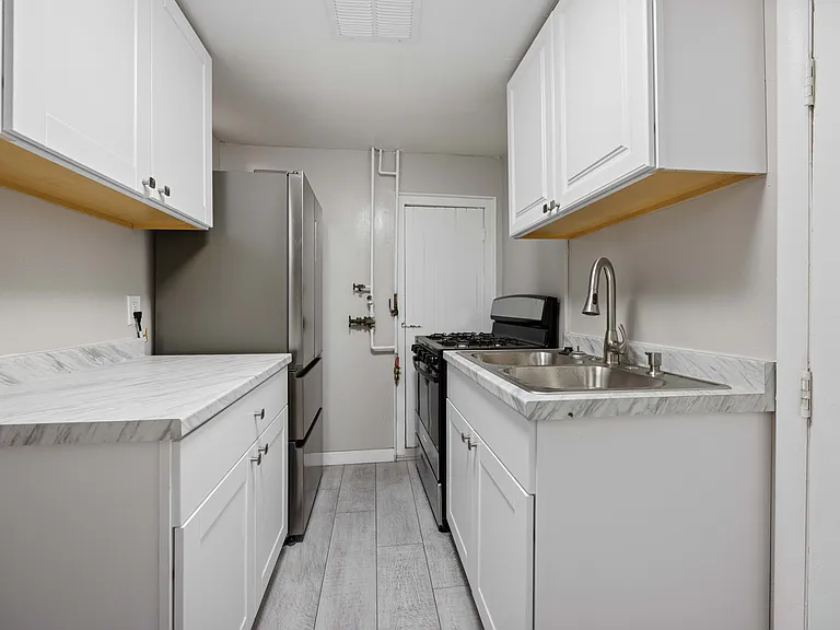 Thomas Logan Apartments — Photo 16