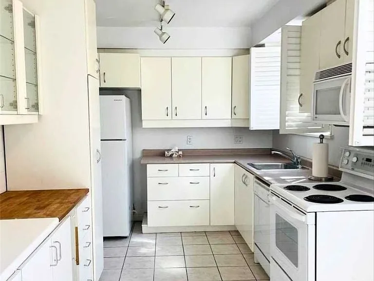 47 Ranleigh Ave #101 — Photo 2