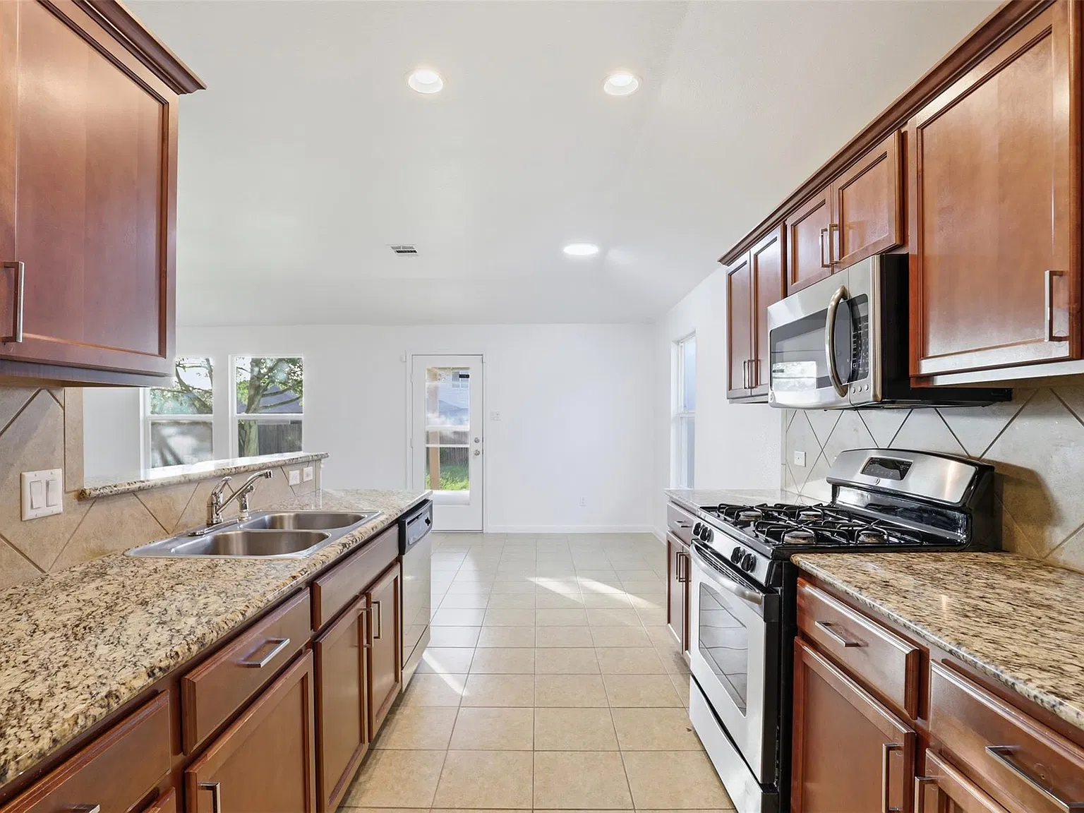 3 bed, 2.0 bath, 1376 sqft, $1,800 — Photo 2