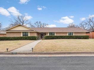 1910 Wes Hardin Cir, Bonham, TX 75418