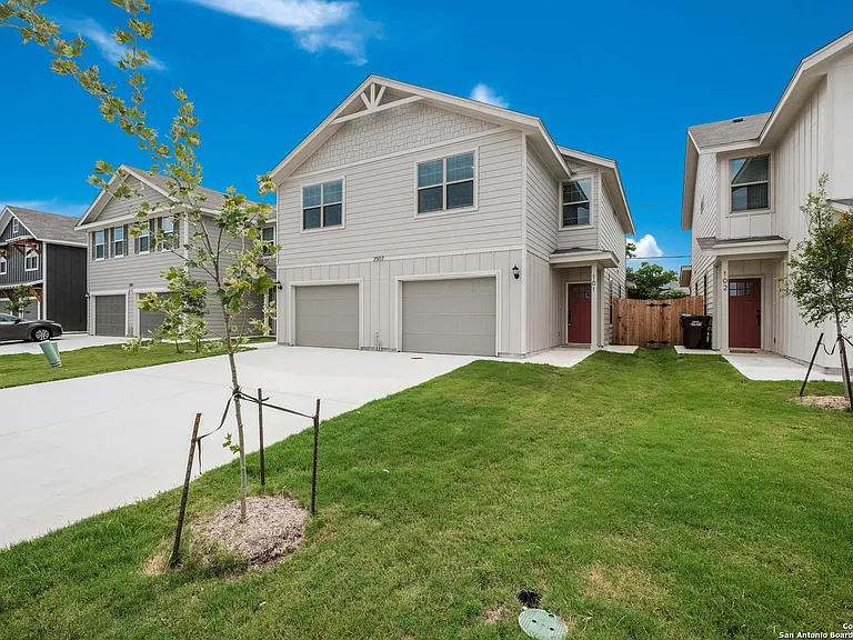 2507 Lynwood Bnd — Photo 2