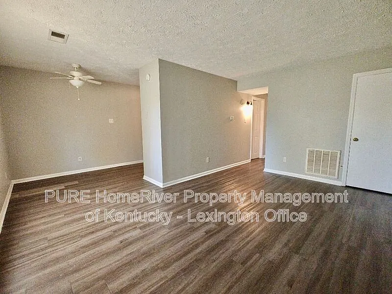 2 bed, 1.0 bath, 700 sqft, $895 — Photo 2