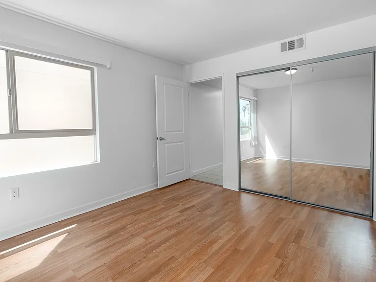 13429 Vanowen St #404 — Photo 7