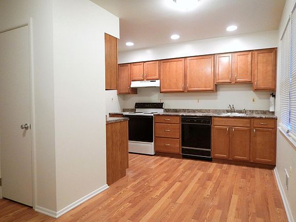 3rd image of 131-133 Annabelle Ave
