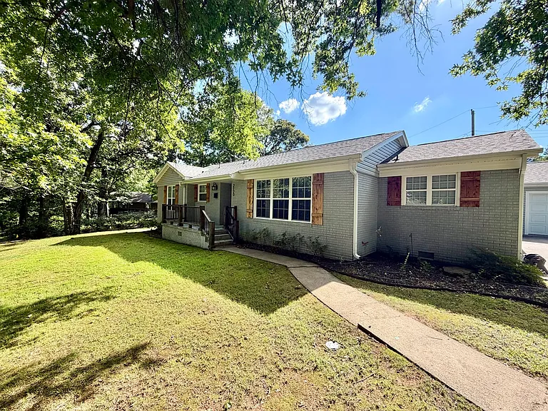 2120 Garner Ln — Photo 2