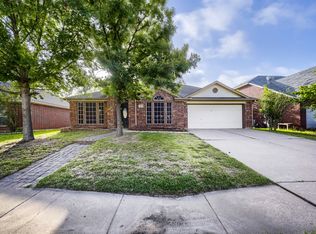 915 Hidden Oaks Dr, Burleson, TX 76028