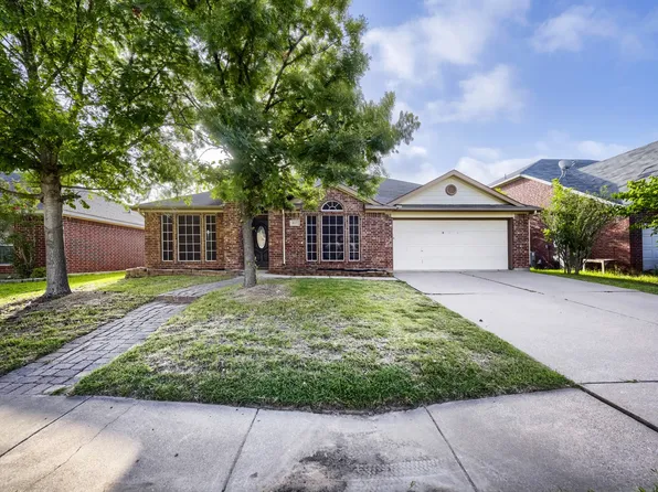 915 Hidden Oaks Dr, Burleson, TX 76028