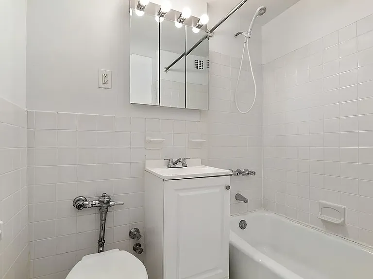 229 E 29th St #5R — Photo 4