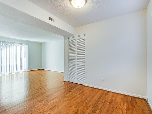 5th image of 4012 Oak St APT 9