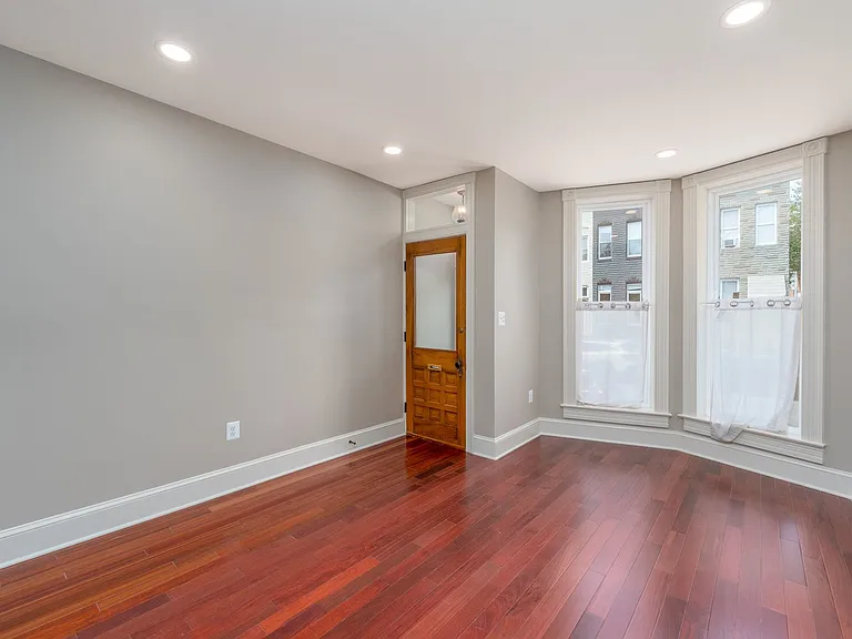 801 W 35th St — Photo 3