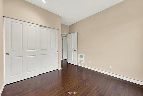 571 241st Ln SE Photo 1