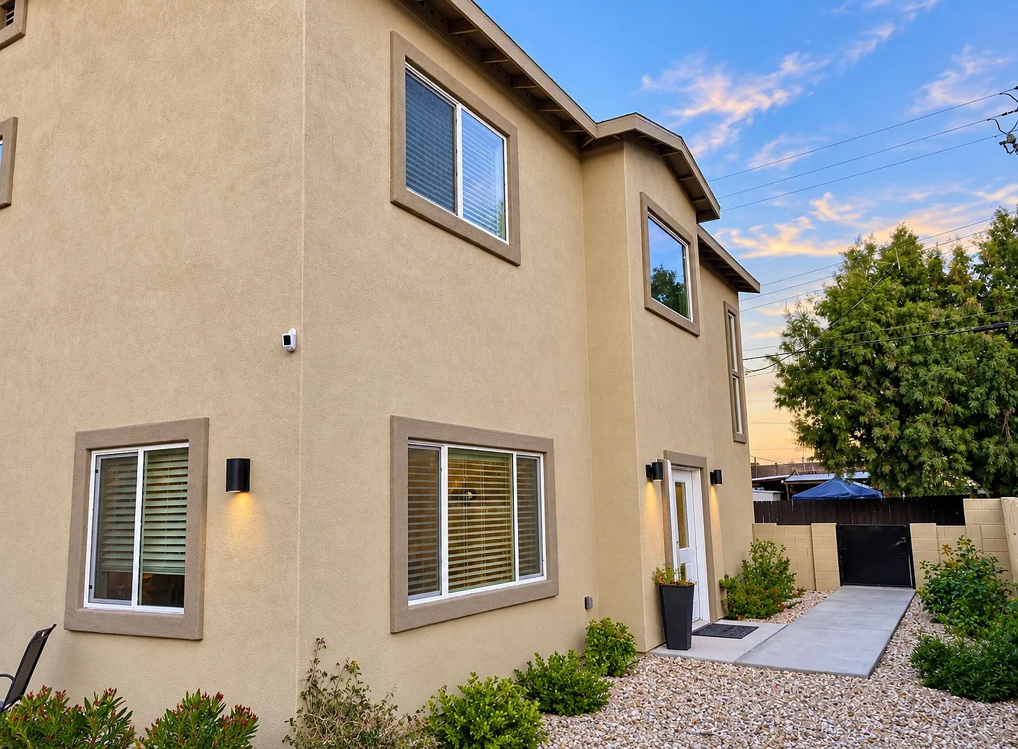 910 E Hedrick Dr — Photo 2