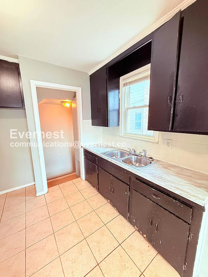 3 bed, 1.0 bath, 806 sqft, $1,245 — Photo 3