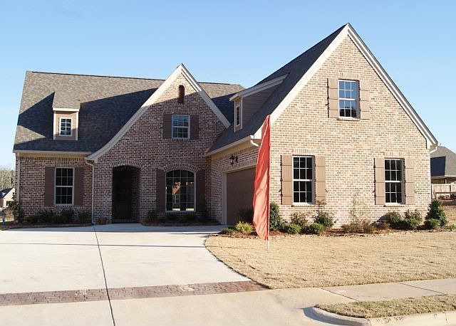 1st image of 307 Windsor Dr N