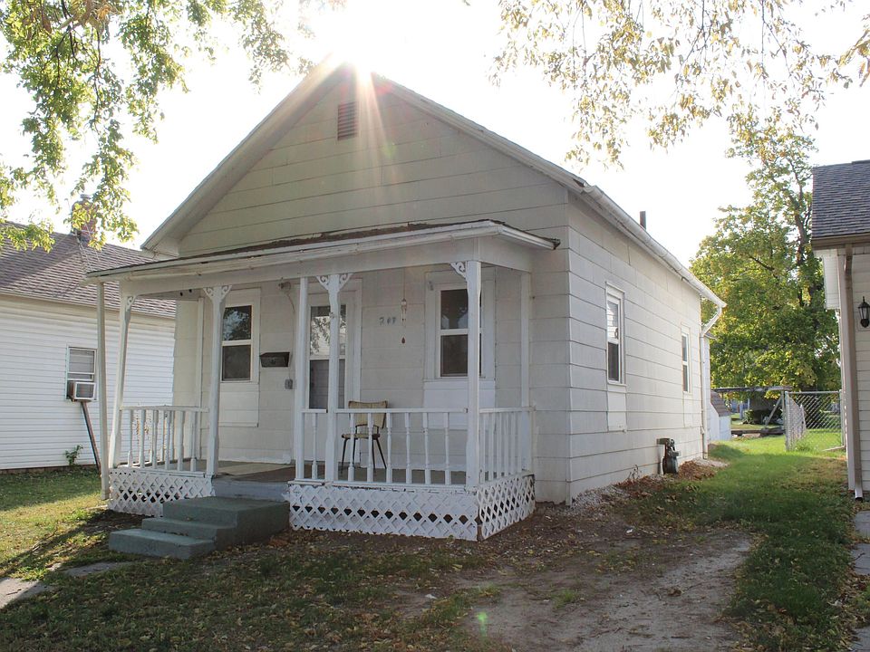 1st image of 209 N 1st St