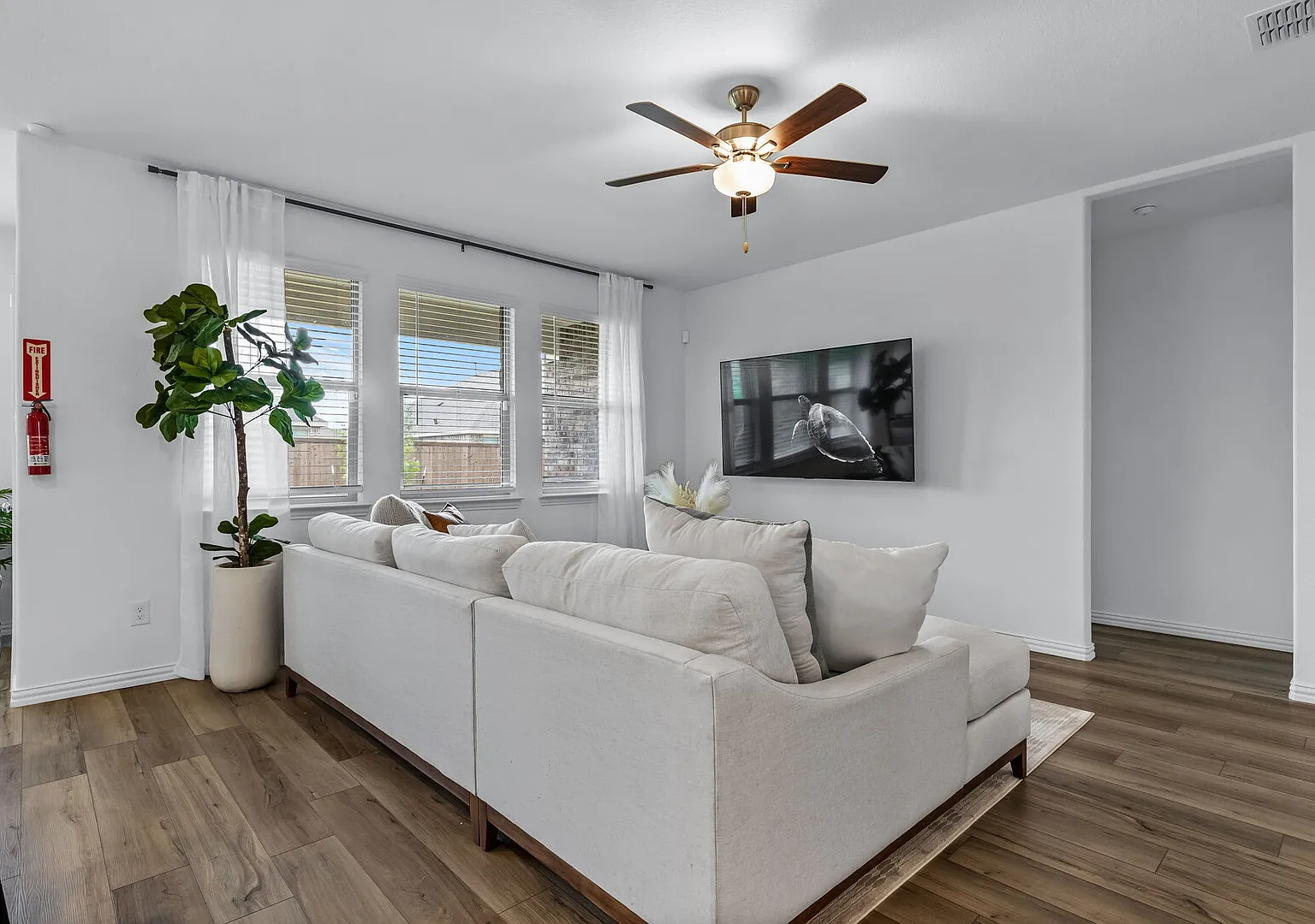 3 Bed 2 Bath & Large Backyard — Photo 3