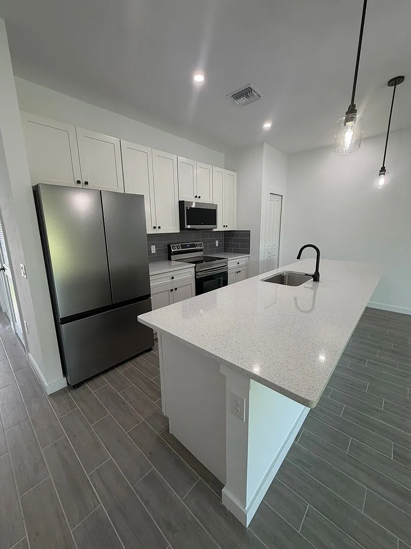 3 bed, 2.0 bath, 1198 sqft, $1,660 — Photo 1