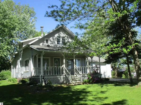 621 Wright St, Breckenridge, MI 48615