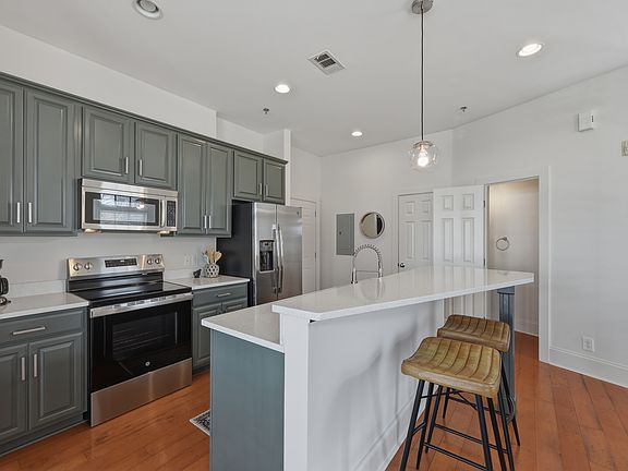 4th image of 301 Augusta St #203