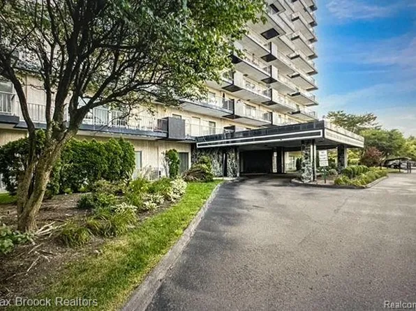 15801 Providence Dr APT 2D, Southfield, MI 48075