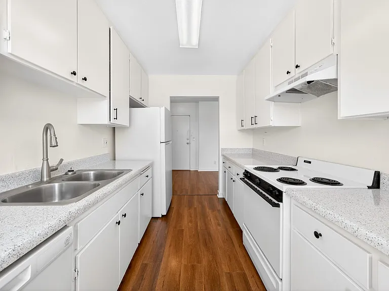 Serrano Apartments — Photo 15