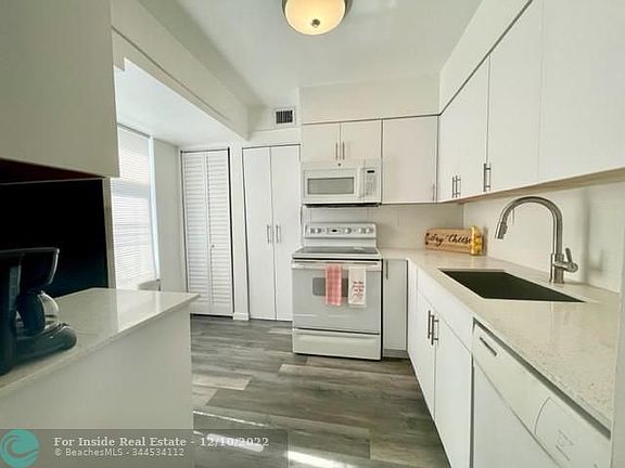 4th image of 714 Gardens Dr